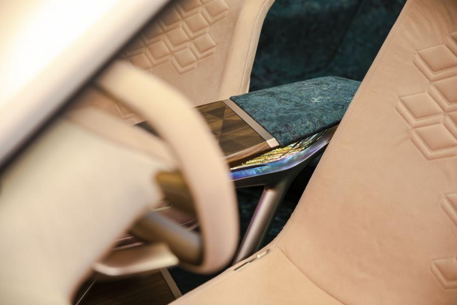 Детали интерьера BMW Vision iNEXT 2018 года  (фото 16 из 128)